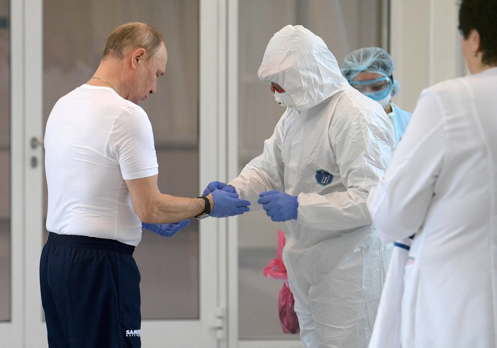 Ruský prezident Putin navštívil pacienty nakažené koronavirem.
