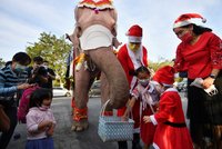 Santa do Thajska dorazil na slonech, místo hraček a sladkostí rozdával roušky