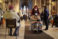 Nemocnice, lékárny a obří centra nestačí: V Británii očkují i v gotických katedrálách