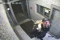 VIDEO: Drzý zloděj vykradl sklepy na Smíchově, odnesl si úlovky za 300 tisíc! Poznáte ho?