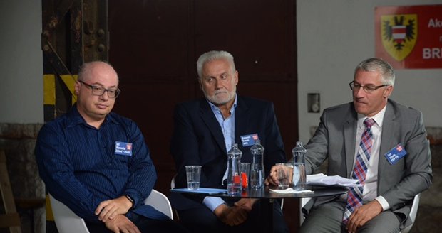 Babišova lídra Bohumila Šimka (uprostřed) v Brně od policie vyhodil Hašek: Vymění ho v krajské radnici?