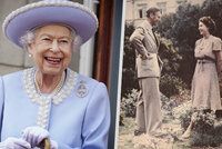 Myslím na tebe, tati! Královna Alžběta na Den otců překvapila fotkou z archivu