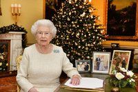 Tajemství Vánoc královny Alžběty: Alkohol se zaměstnanci a šplhání na strom!