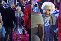 Královna Alžběta II. se ukázala na jezdecké show a sklidila potlesk: S hůlkou, ale s úsměvem!