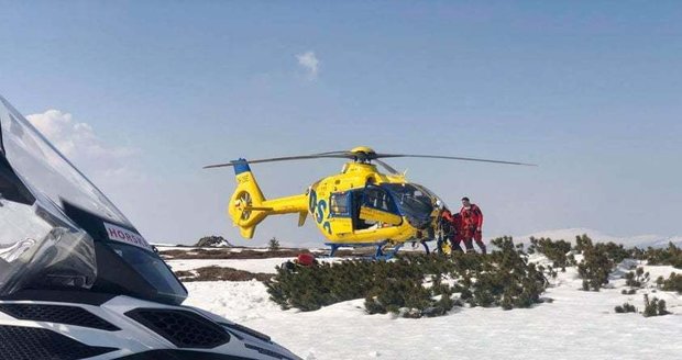 Skialpinista se zřítil v Krkonoších: Letěl pro něj vrtulník