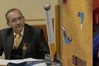 Obří cigáro, kravata s dýmkou i vyměšování: Senát schválil protikuřácký zákon