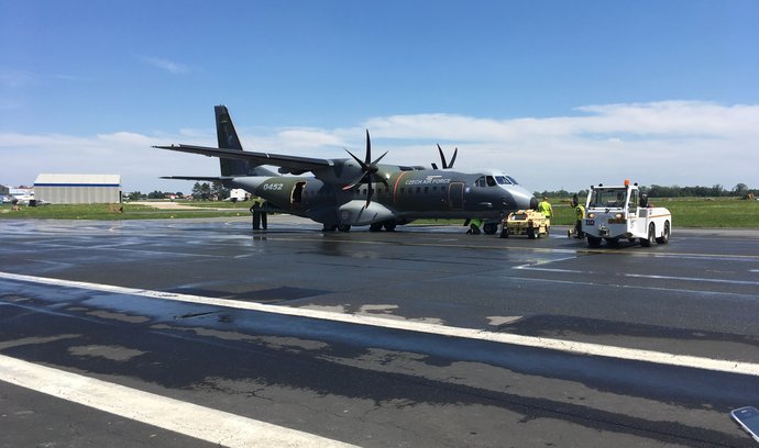 Armádní letoun Casa C-295M při transportu koní Převalského do Mongolska