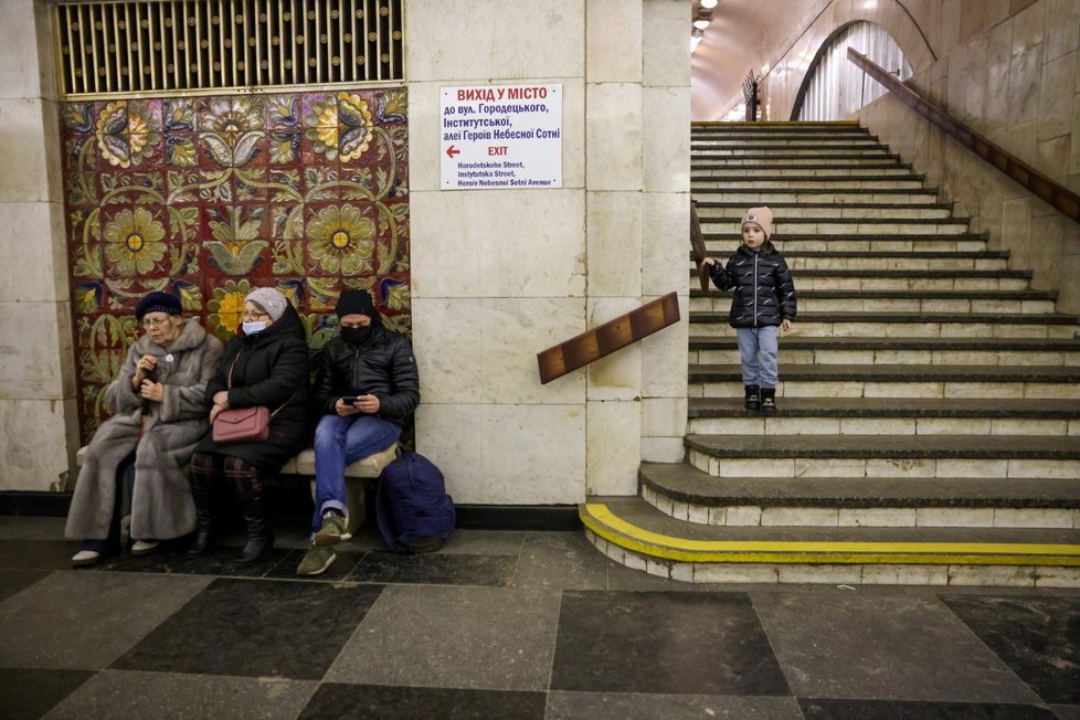Obyvatelé Kyjeva se před ruským útokem schovávají v metru (24.2.2022)