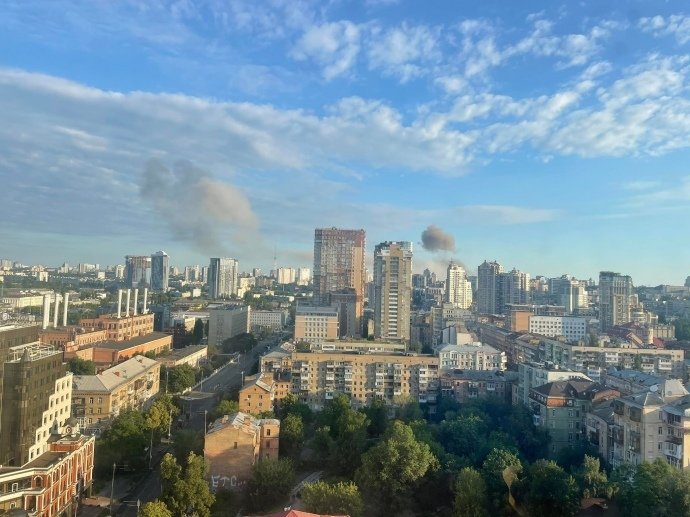 Stoupající dým nad kyjevskou obytnou čtvrtí