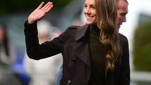 Lekce stylu od vévodkyně Kate: Proč letos vyměnit béžový trenčkot za čokoládový?