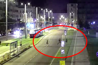 Nahánění sprejerů: Strážníci na Letné zadrželi mladíka (25), než aby se přiznal, zahodil telefon do Vltavy
