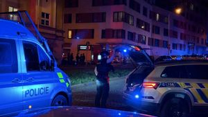 Lidé panikařili a kryli se za auta: Šílenec střílel z balkonu!