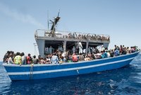 120 tisíc každému, když loď s uprchlíky otočíte a odvezete je zpět! Tak se prý v Austrálii řeší problém běženců
