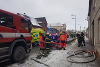 Ničivý požár na Šumpersku: Hasiči z hořícího domu zachránili člověka