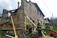 Necelý měsíc od výbuchu rodinného domu v Loučce: Podezřelý je stále v nemocnici, policie ho nemůže vyslechnout