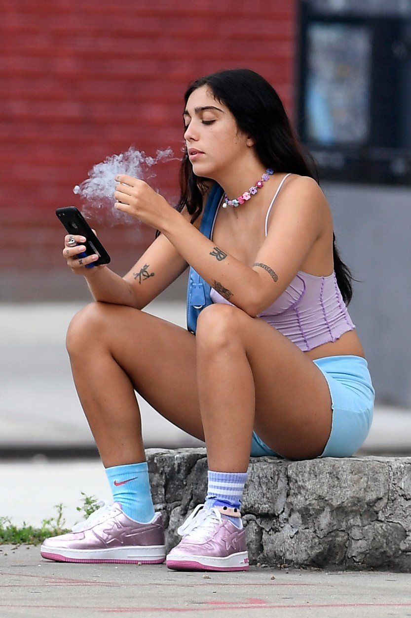 Dcera Madonny Lourdes Leon v průsvitném triku kouří na schodech