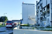 Do chemičky v Lovosicích míří vyšetřovatelé: Exploze zranila čtyři lidi