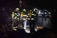 V Ludkovicích hořel rodinný dům: Jeden z hasičů propadl stropem!
