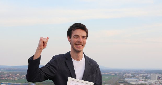Lukáš Pilíšek (28) na vrcholu AZ Toweru v Brně s certifikátem o vytvoření českého rekordu.