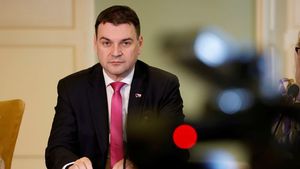 Macinka řeční a Babiš mlčí: Vládní politici dělají štafáž spolku, který tleská ruské propagandě