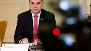 Macinka: Schodek klesne o jednotky miliard. Okamura se chlubil uniformami a masem pro vojáky Macinka: Schodek klesne o jednotky miliard. Okamura se chlubil uniformami a masem pro vojáky