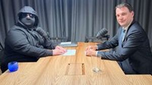 Macinka šel na rozhovor se zakuklencem. Před ochrankou ho chtěl utajit, ve studiu byly „zbraně“ Macinka šel na rozhovor se zakuklencem. Před ochrankou ho chtěl utajit, ve studiu byly „zbraně“