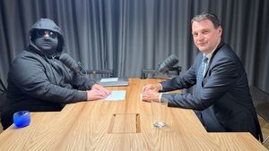 Macinka šel na rozhovor se zakuklencem. Před ochrankou ho chtěl utajit, ve studiu byly „zbraně“ Macinka šel na rozhovor se zakuklencem. Před ochrankou ho chtěl utajit, ve studiu byly „zbraně“