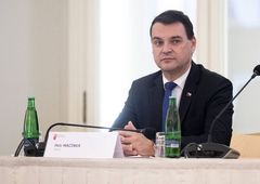 Macinkova černá série: Neuhlídal obří schodky, naletěl „Pauknerovi“ a schytal facku od klausovců Macinkova černá série: Neuhlídal obří schodky, naletěl „Pauknerovi“ a schytal facku od klausovců