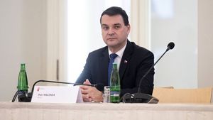 Macinkova černá série: Neuhlídal obří schodky, naletěl „Pauknerovi“ a schytal facku od klausovců Macinkova černá série: Neuhlídal obří schodky, naletěl „Pauknerovi“ a schytal facku od klausovců