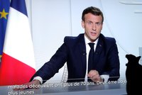 Macron změnil barvu na francouzské vlajce. Námořnická modř odkazuje na revoluci