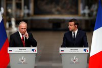 Macron si volal s Putinem, Merkelová s Lukašenkem. Zmírní napětí na běloruských hranicích?