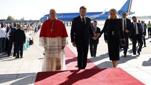 Macron s Brigitte vítali Lva XIV.: Červený koberec pro papeže a na stole i financování církve Macron s Brigitte vítali Lva XIV.: Červený koberec pro papeže a na stole i financování církve