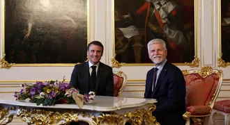 Macron se v Praze shodl s Pavlem: Rusko nesmí vyhrát! Čím ho pohostili na Hradě? 