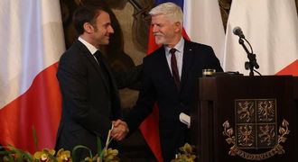 Macron se v Praze shodl s Pavlem: Rusko nesmí vyhrát! Čím ho pohostili na Hradě? 