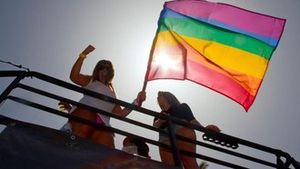 Maďarsko ruší zákony namířené proti LGBT+, vláda je zneužívala i k zákazům pochodů