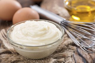 Jak udělat domácí majonézu? Recept na klasickou majonézu i majonézu z mléka