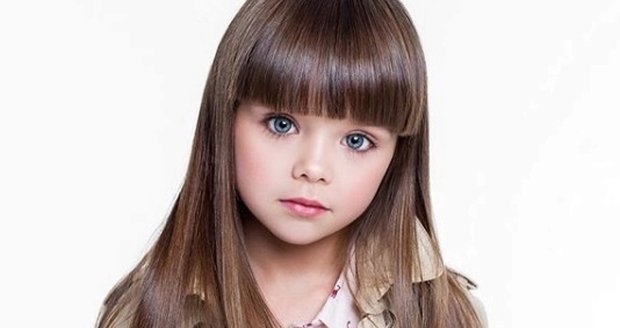 Tato malá ruská holčička aspiruje na nejkrásnější děvčátko.