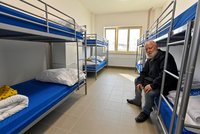 „Ubytujte lidi bez domova!“ vyzývají pražské politiky neziskovky. Magistrát proto otevře dvě nové ubytovny