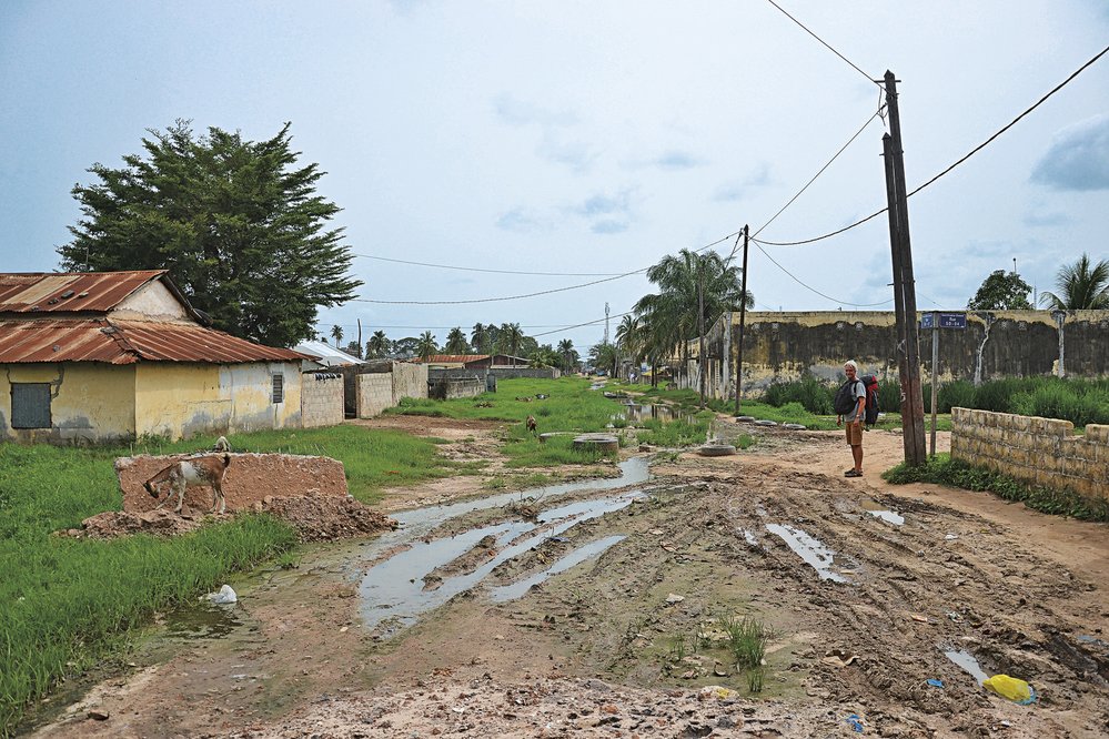 Příjezdová cesta ke konzulátu Guineje-Bissau v Ziguinchoru