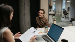 Máma jako kariérní kopilot: Proč si generace Z bere na pohovor rodiče? Máma jako kariérní kopilot: Proč si generace Z bere na pohovor rodiče?