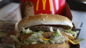 Maminka nestihla dojet do porodnice, holčička se narodila přímo v 'mekáči'