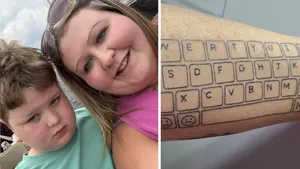 Maminka si nechala vytetovat klávesnici na ruku, aby s ní autistický syn mohl vždy komunikovat