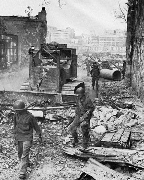 Američtí vojáci bojující v opevněné Manile. Snímek z 27. února 1945.