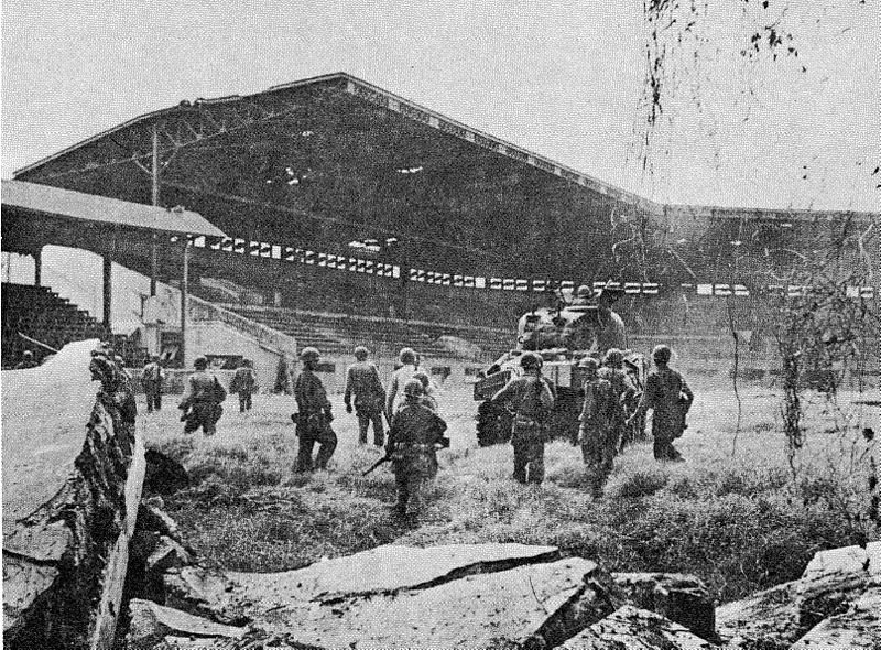 Američtí vojáci na baseballovém stadionu v Manile 16. února 1945.