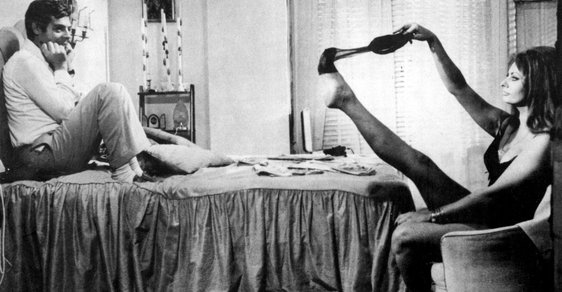 Marcello Mastroianni si užíval ve filmu i skutečnosti: Slavná striptýzová scéna Sophie Loren a další krásky