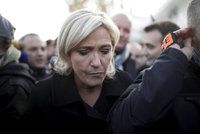Le Penová ukázala, jak ISIS řeže Američanovi hlavu. Brusel ji zbavil imunity