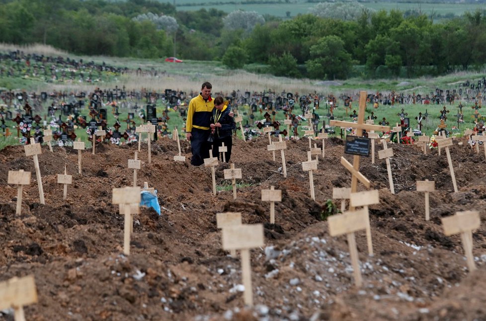 Čerstvě vytvořené hroby v Mariupolu (23.5.2022)