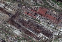 Lidé jsou na pokraji smrti: Starosta popsal bídu v Azovstalu, škody potvrdily satelitní snímky