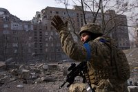 ONLINE: Boj na život a na smrt. Ukrajinci v Mariupolu odmítli ruské ultimátum a válčí dál