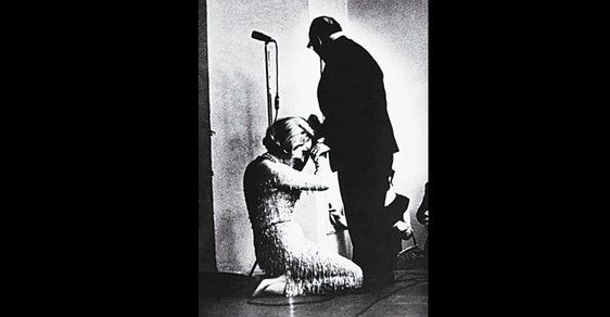 Příběh dojemné fotografie Marlene Dietrichové poklekající před ruským spisovatelem Paustovským